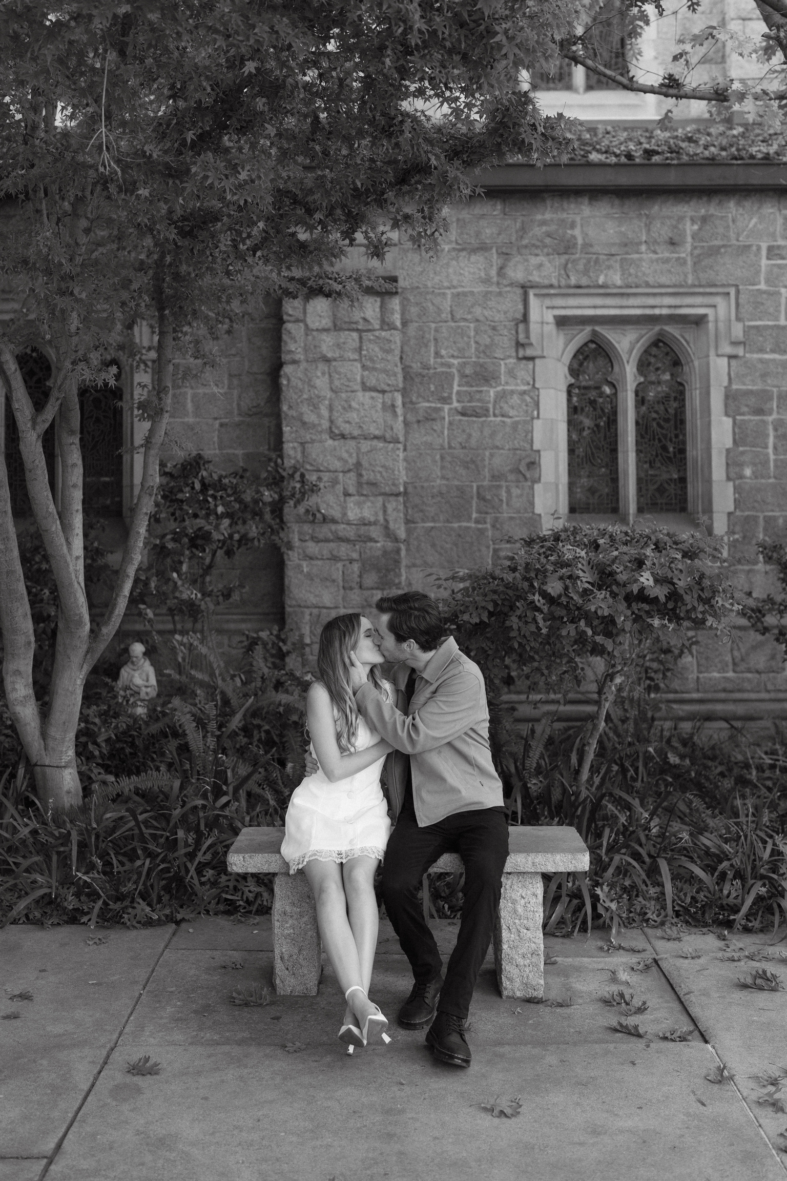 Kiss on the stone bench